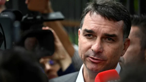 Flávio Bolsonaro pagou R$ 600 mil a empresa de IA sob suspeita