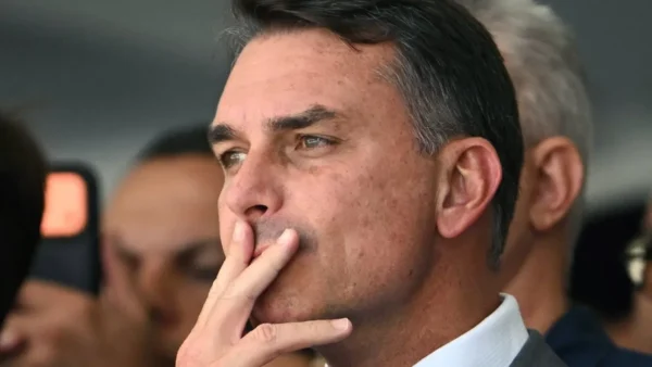36 bispos criticam Flávio Bolsonaro e pedem voto pela democracia