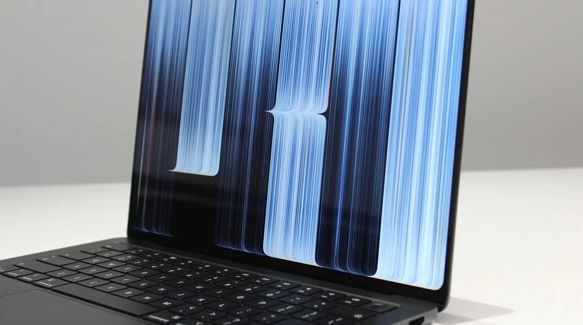Apple lança MacBook Pro com tela OLED 2.000 nits e 12% mais leve