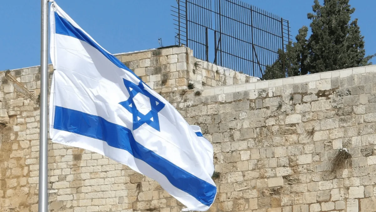 Netanyahu segue interino após eleição sem maioria em Israel