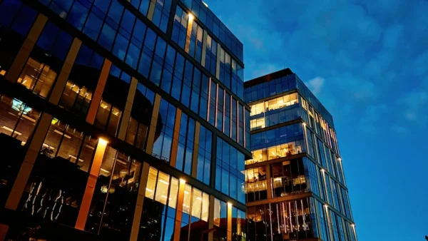 Demand 2.5 cs cai 26% nos EUA, mas vagas em IA disparam 268%
