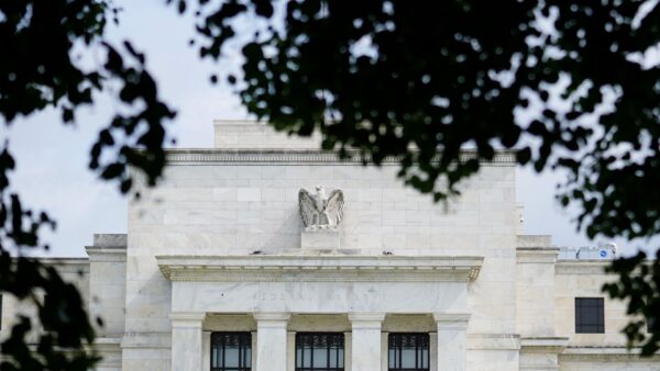 Fed hoje mantém juros em 4% e revela divisão inédita na diretoria