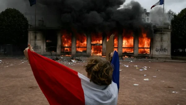 França tenta evitar intervenção com dívida recorde de US$ 4 tri
