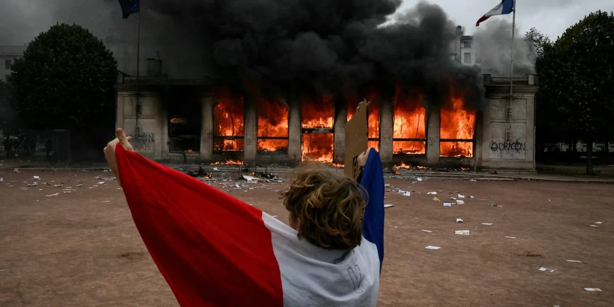 França tenta evitar intervenção com dívida recorde de US$ 4 tri