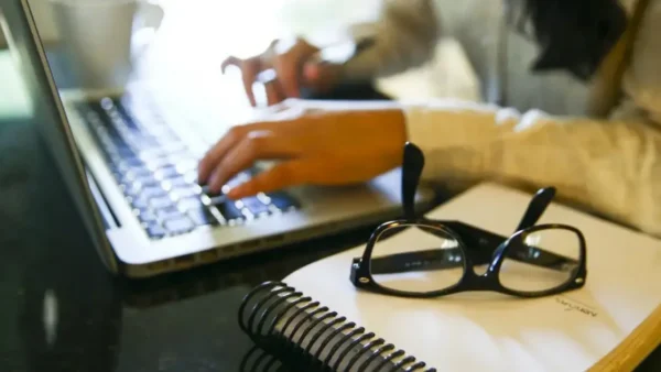 Cursos grátis de IA para professores abrem inscrições hoje
