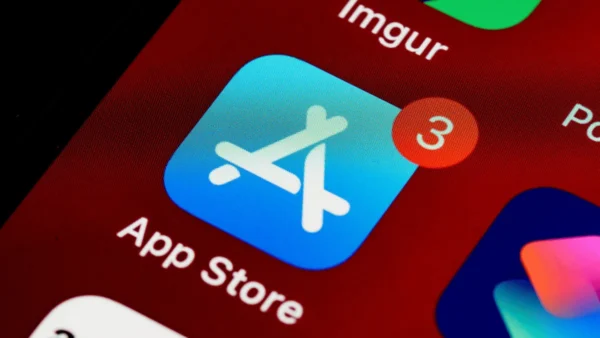 Apple endurece regras da App Store contra abusos com IA
