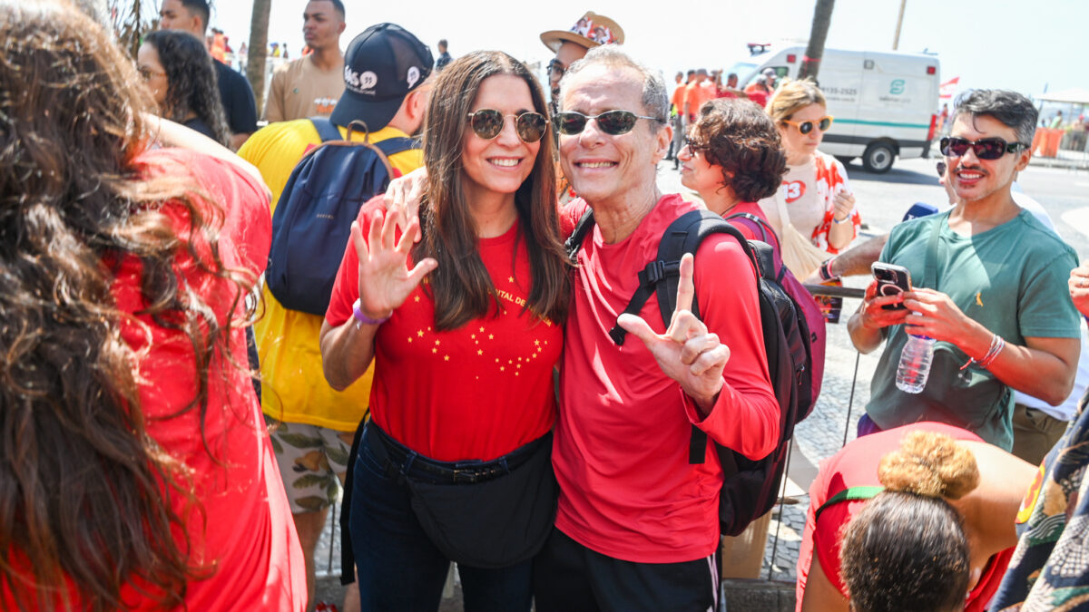 Artistas lideram caminhada pró-Lula em Copacabana antes do voto