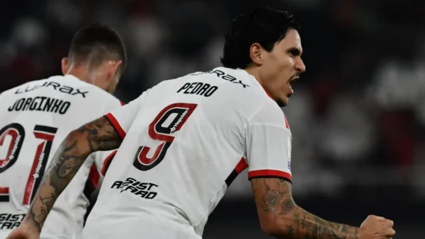 Flamengo vence Vasco 4 a 1 e amplia liderança no Brasileirão