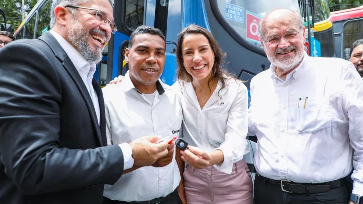 Raquel Lyra entrega 100 ônibus com ar e libera viagem grátis no 2º turno