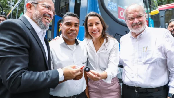 Raquel Lyra entrega 100 ônibus com ar e libera viagem grátis no 2º turno