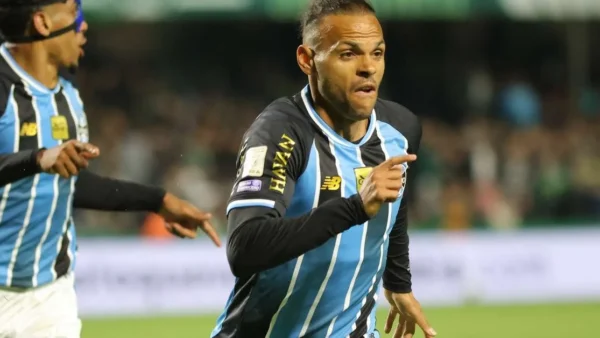 Grêmio vence Coritiba nos acréscimos e escapa do rebaixamento