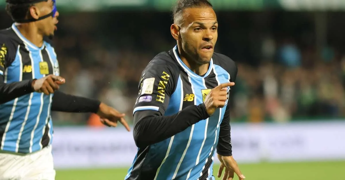 Grêmio vence Coritiba nos acréscimos e escapa do rebaixamento
