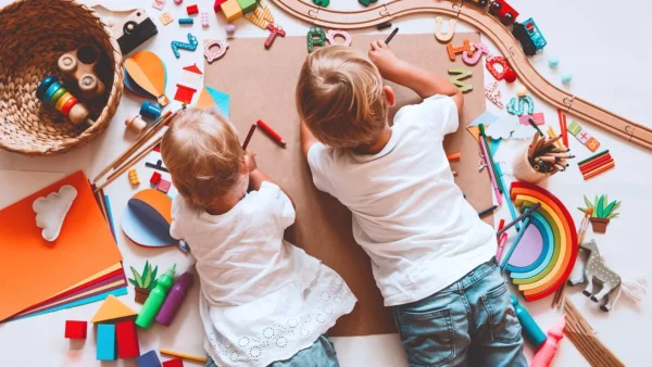 Pediatras alertam que brinquedos com IA afetam crianças em 2026