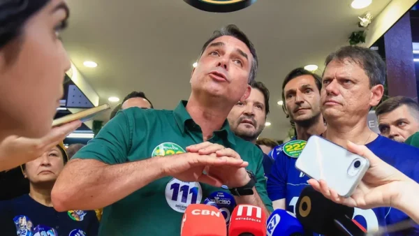 Flávio Bolsonaro, 41, propõe aposentadoria mínima aos 67 anos