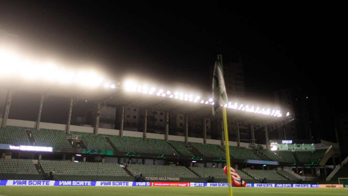 Goiás x Náutico hoje às 19h30: onde assistir e o que vale o jogo