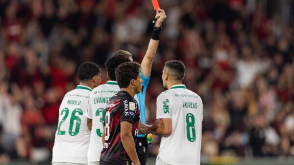 Andreas Pereira é expulso em lance inusitado em Athletico x Palmeiras