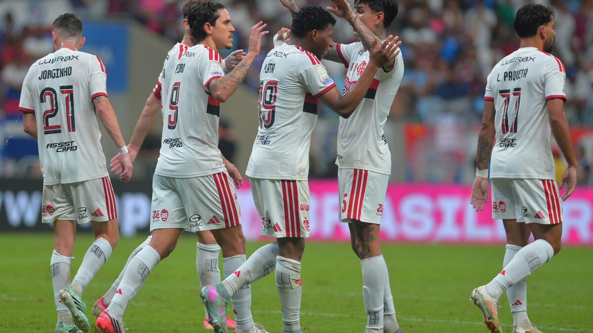 Flamengo vence Bahia por 3 a 0 e mantém liderança do Brasileirão