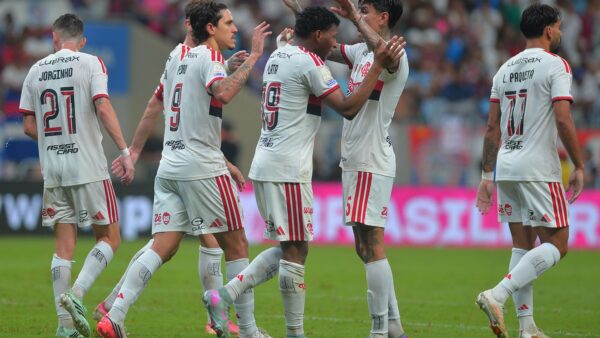 Flamengo vence Bahia por 3 a 0 e mantém liderança do Brasileirão