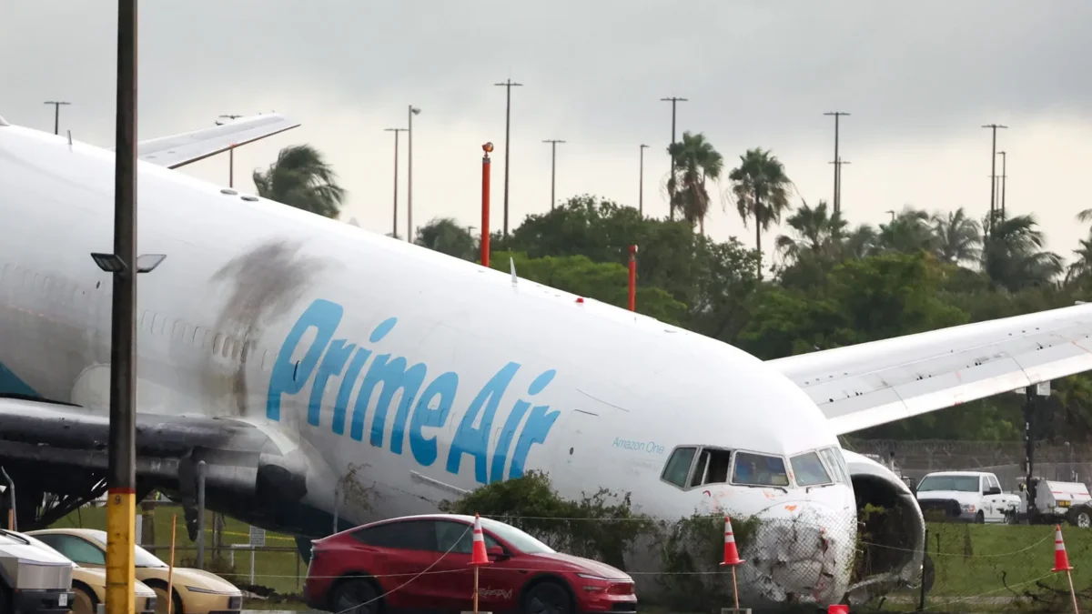 Saída de pista de jato da Amazon em Miami mata 5 e expõe falhas