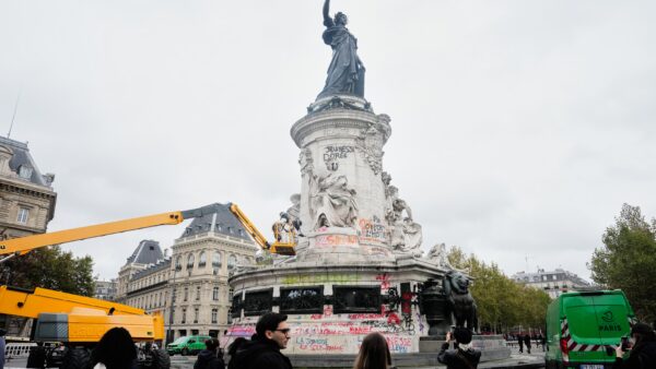 Justiça libera ato em Paris e Macron reforça toques de recolher