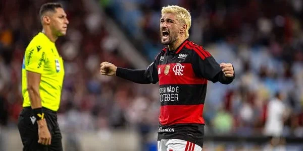 Flamengo vira, vence Atlético-MG e retoma liderança com 70 pontos