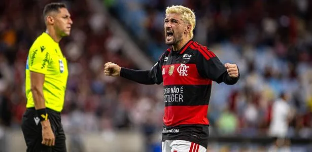 Flamengo vira, vence Atlético-MG e retoma liderança com 70 pontos