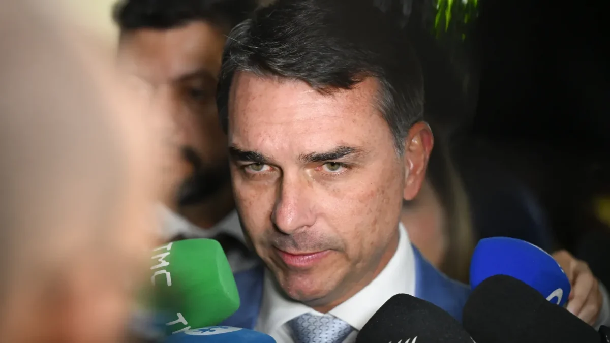 Flávio Bolsonaro paga R$ 731,9 mil à Elytron, alvo de denúncia