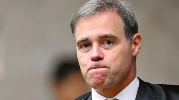 Flávio Bolsonaro e a polêmica sobre título de padroeira