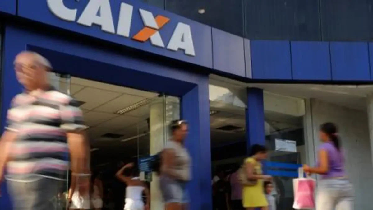 Feriado dia 12 pressiona BB que corta guichês e piora atendimento