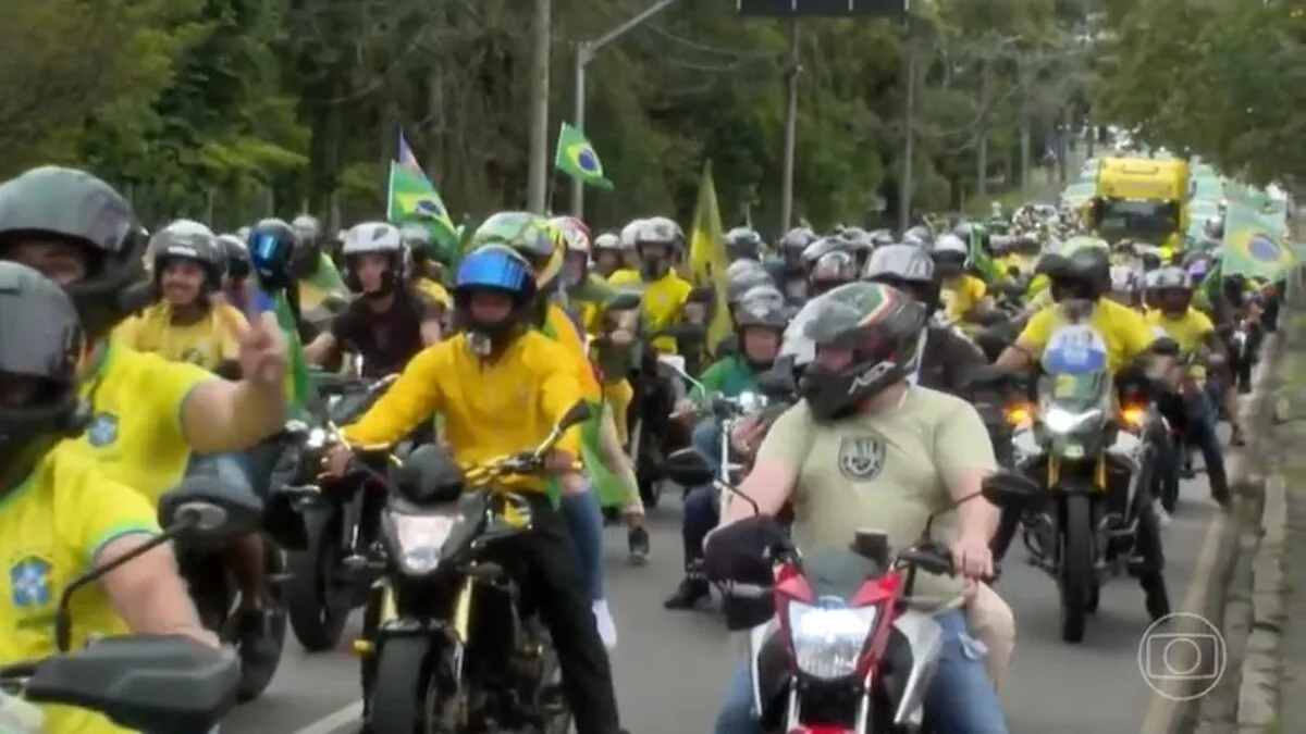 Flávio Bolsonaro foca em crime organizado em atos em Vitória e Salvador