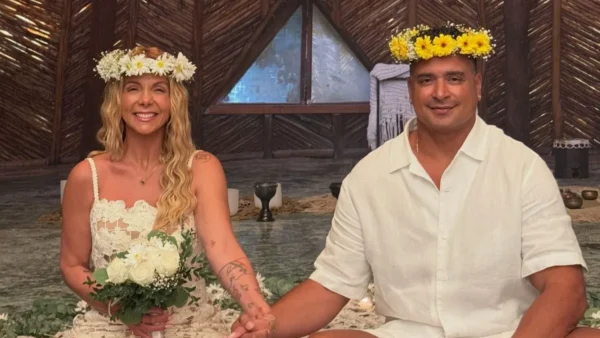 Carla Perez é o Tchan renova votos com Xanddy após 25 anos