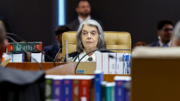 Cármen Lúcia nega transporte interestadual grátis e derruba decisão do TST