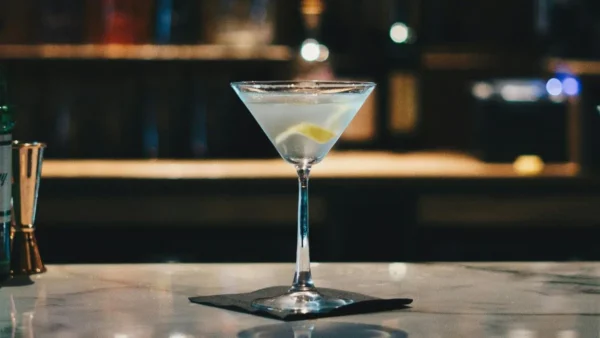 Bartenders em Berlim debatem: IA ajuda ou ameaça coquetelaria?