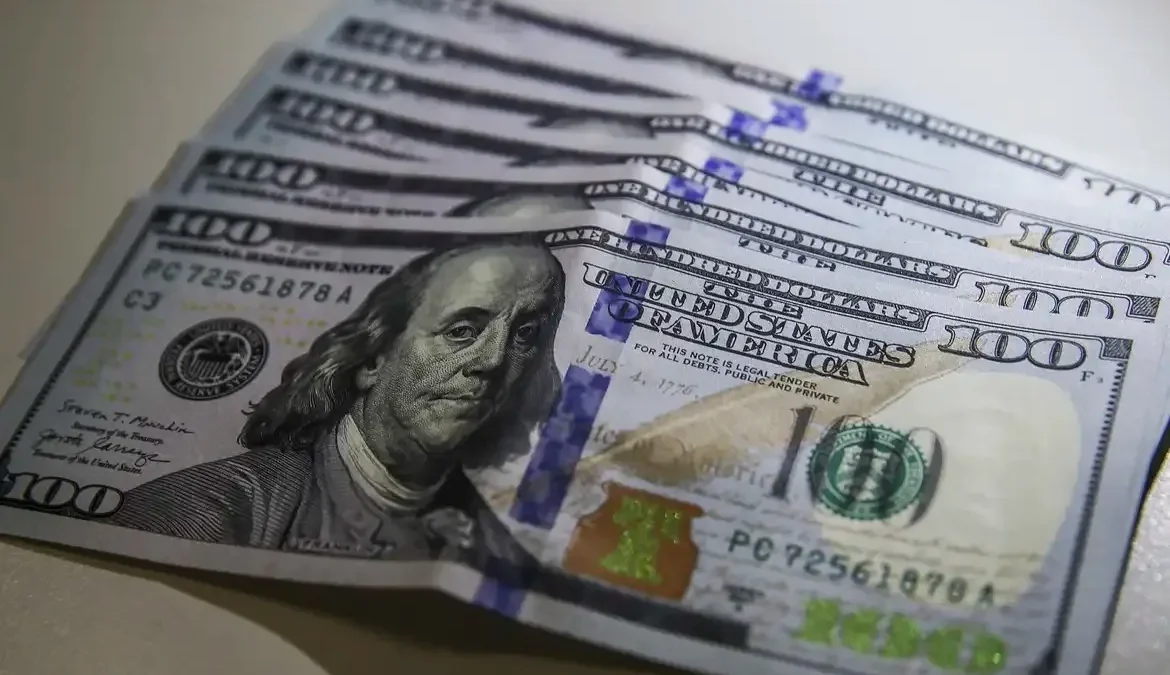 Dólar sobe 0,22% com Datafolha e tensão na eleição Lula x Flávio