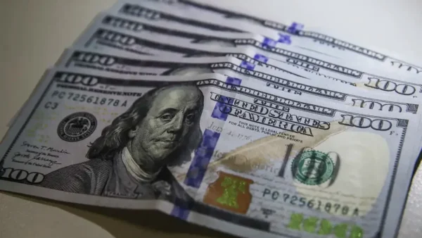 Dólar sobe 0,22% com Datafolha e tensão na eleição Lula x Flávio