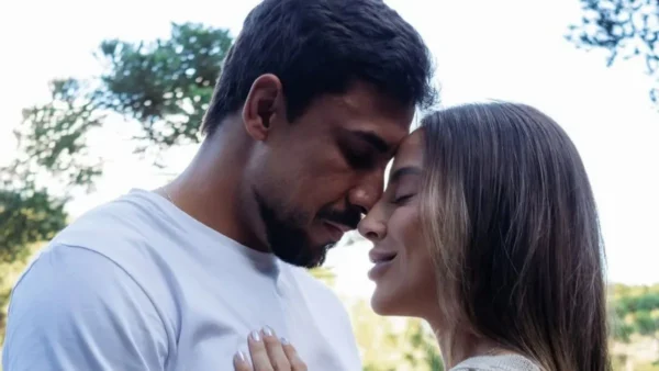 Renata Saldanha e Maike anunciam gravidez no ensaio pré-casamento