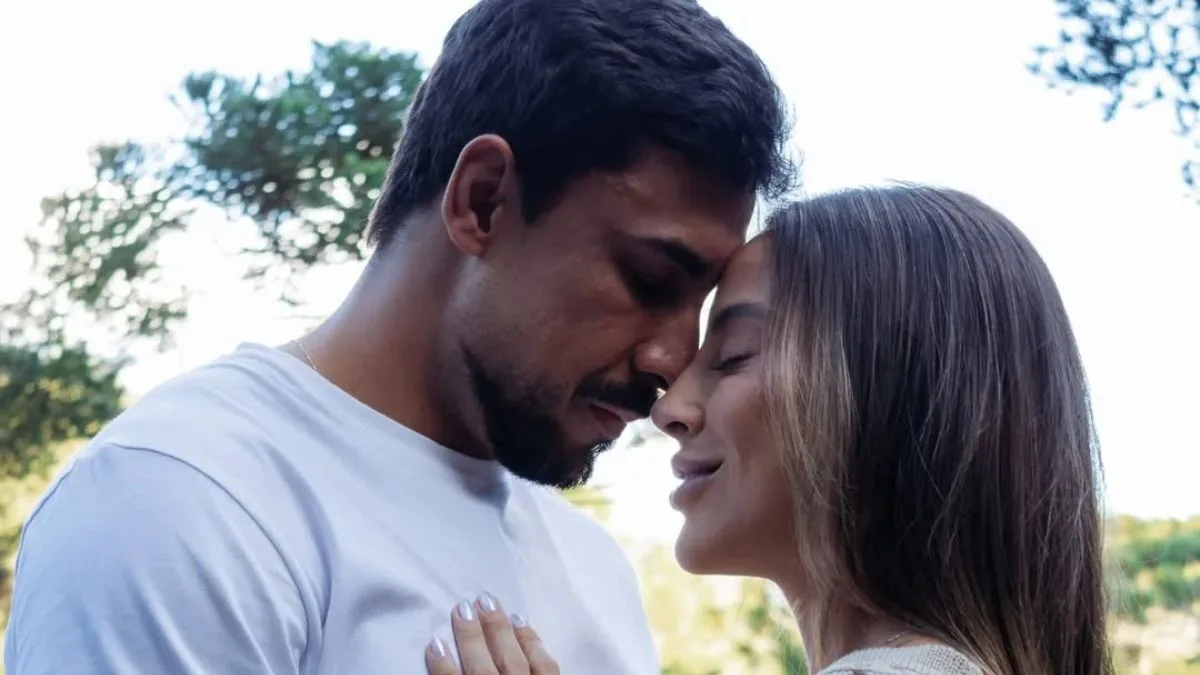 Renata Saldanha e Maike anunciam gravidez no ensaio pré-casamento