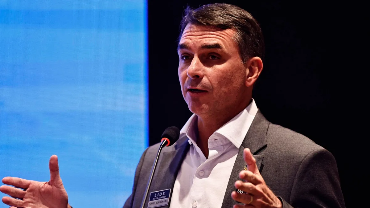 Flávio Bolsonaro deixa Brasil rumo aos EUA após ordem do STF
