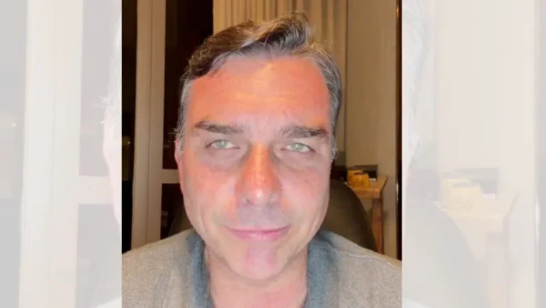 Flávio Bolsonaro anuncia candidatura à Presidência antes de 2030