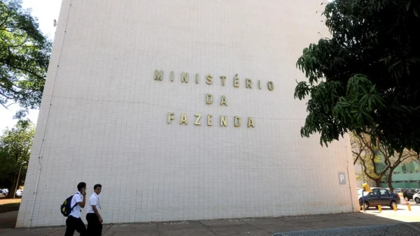 Governo prepara novo pacote fiscal com cortes em gastos blindados