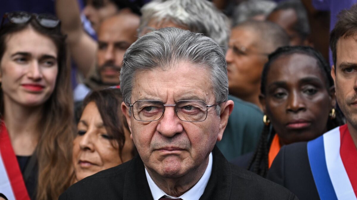 Ministro acusa Mélenchon de incitar protestos violentos na França