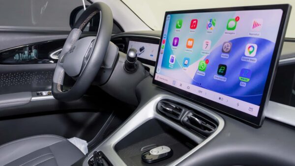 Geely EX2 ganha Apple CarPlay e R$ 100 para recarga no Brasil