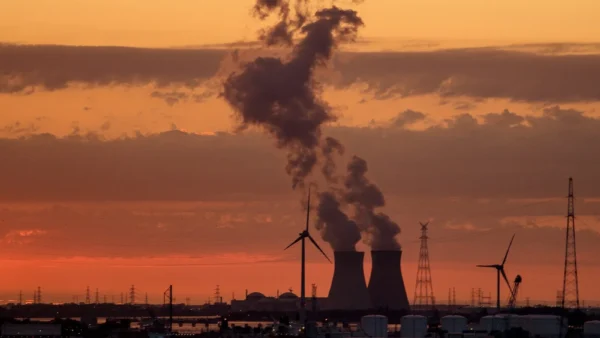 Energia solar supera nuclear e redefine matriz global em 2026