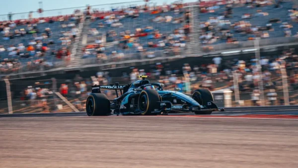 Antonelli faz pole nos EUA e pode ser campeão mais jovem da F1