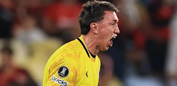 Muslera defende 3 pênaltis e Estudiantes elimina Fla na Liberta