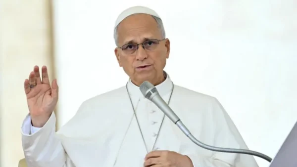 Papa Leão XIV rejeita direitos jurídicos para IAs e alerta riscos