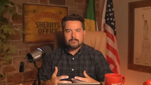 Paulo Figueiredo minimiza erro visual e alerta crise pós-eleição