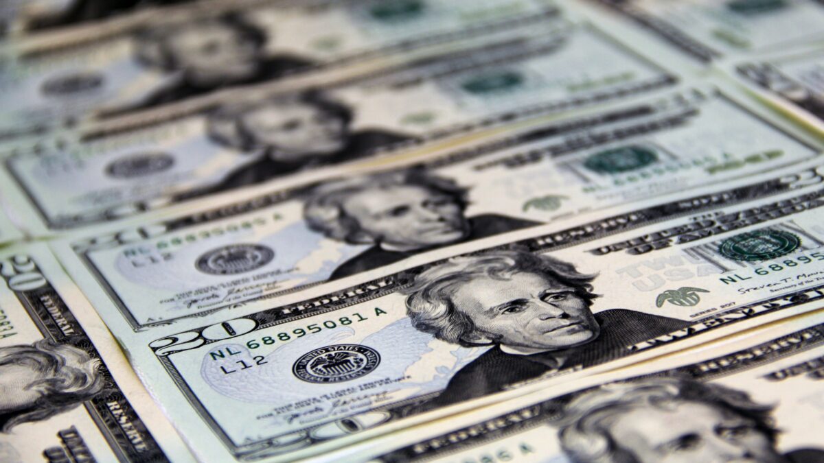 Dólar cai e bolsa sobe após fim da escala 6×1 ser oficializado