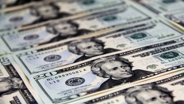 Dólar cai e bolsa sobe após fim da escala 6×1 ser oficializado