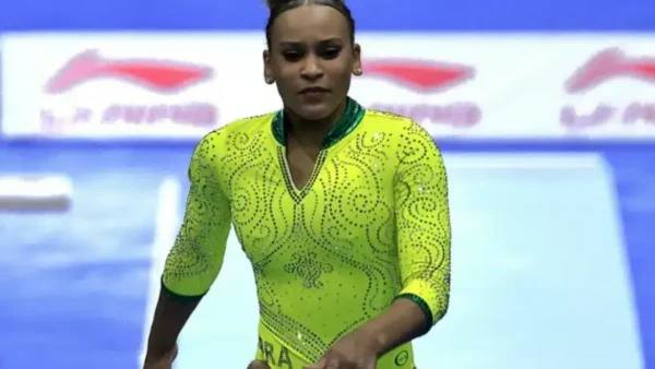 Nadia Comaneci elogia salto perfeito de Rebeca Andrade no Mundial